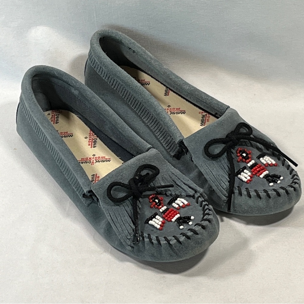 Women's Minnetonka Gray/Blue  Beaded Thunder Bird Toe Mocassins, Size 6.5